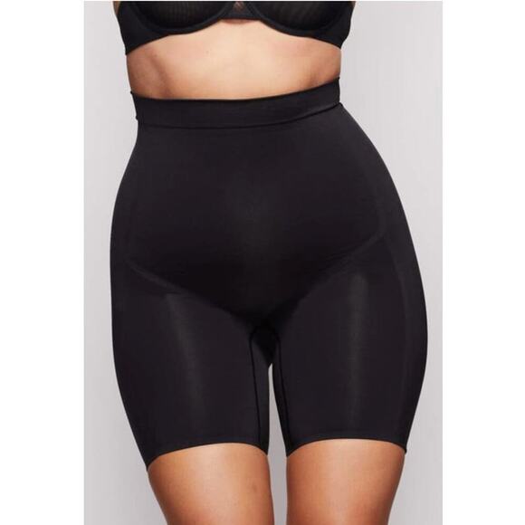 New with Tags Skims High Waist Bonded Shorts SZ M - Picture 2 of 8